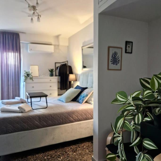 Chic Apt Near Acropolis - Avdi Square أثينا المظهر الخارجي الصورة