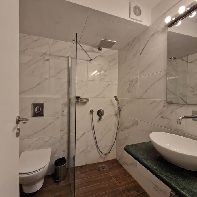 Chic Apt Near Acropolis - Avdi Square أثينا المظهر الخارجي الصورة