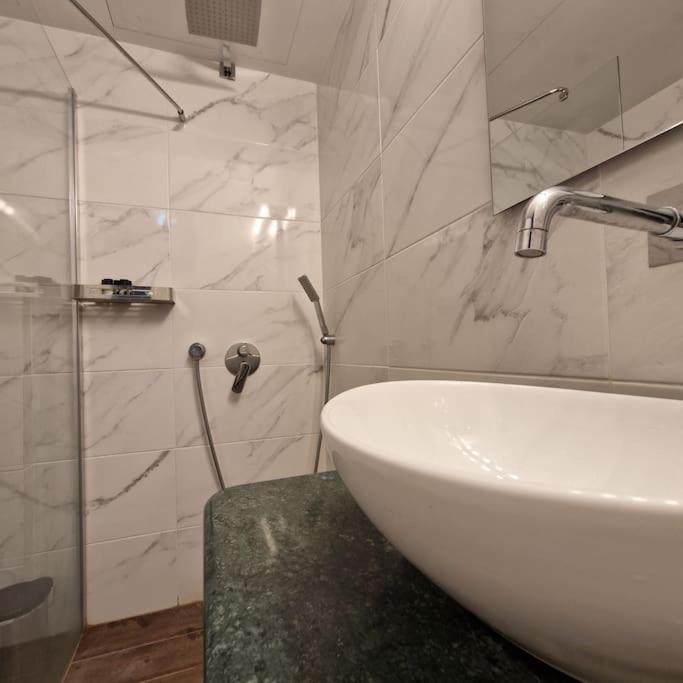 Chic Apt Near Acropolis - Avdi Square أثينا المظهر الخارجي الصورة