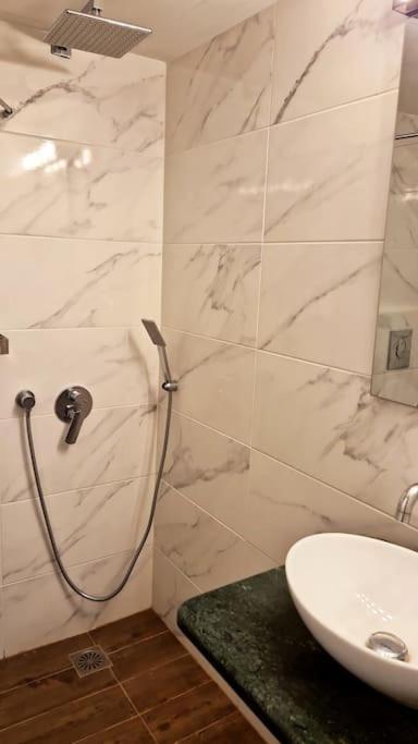 Chic Apt Near Acropolis - Avdi Square أثينا المظهر الخارجي الصورة