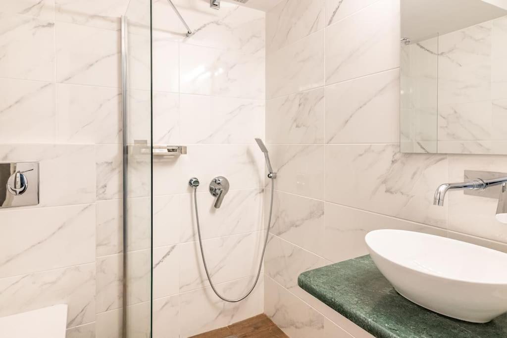 Chic Apt Near Acropolis - Avdi Square أثينا المظهر الخارجي الصورة