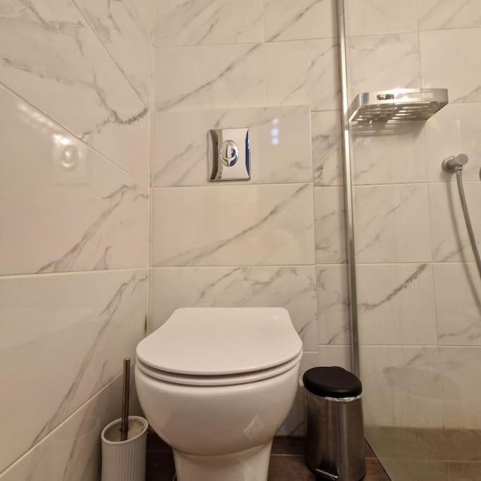 Chic Apt Near Acropolis - Avdi Square أثينا المظهر الخارجي الصورة