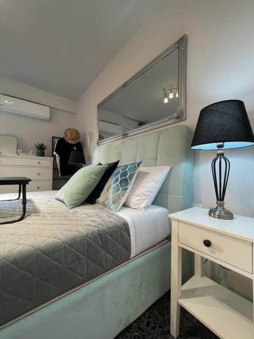 Chic Apt Near Acropolis - Avdi Square أثينا المظهر الخارجي الصورة